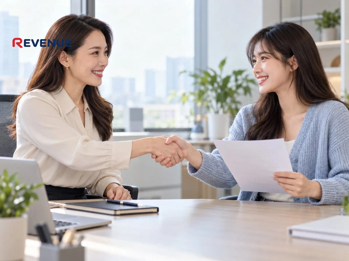 Quản lý thương hiệu bắt tay KOC qua bàn làm việc, hai bên ký kết hợp đồng booking KOC